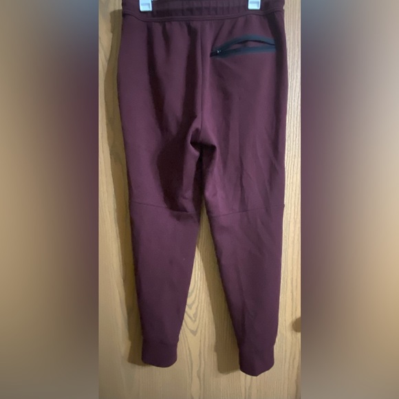 American Eagle Men’s Joggers Size: Medium Color: Maroon —-Like New - Picture 4 of 5